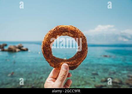 Pane turco simit. Tradizionale bagel al forno in Turchia venduti come cibo di strada e mangiati con tè per colazione o pranzo. Foto di alta qualità Foto Stock