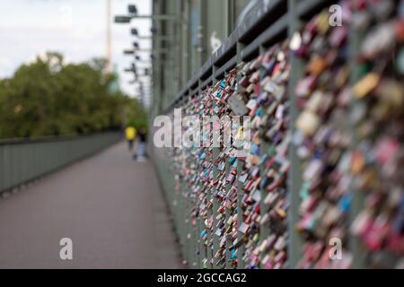 Hohenzollern -ponte a Colonia, Germania, è uno dei luoghi principali per fissare gli amanti serrature come simbolo di amore. Foto Stock