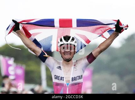 I medalisti della Gran Bretagna dei Giochi Olimpici di Tokyo 2020. File photo datato 26-07-2021 del Tom Pidcock della Gran Bretagna dopo aver vinto la medaglia d'oro nel™€ menâ s cross country mountain bike al Izu MTB Course il terzo giorno dei Giochi Olimpici di Tokyo 2020 in Giappone. Data di emissione: Domenica 8 agosto 2021. Foto Stock