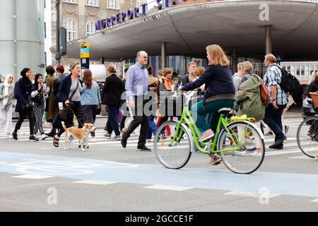 Copenaghen, Danimarca - 4 settembre 2019: Persone fuori dalla stazione ferroviaria Norreport. Foto Stock