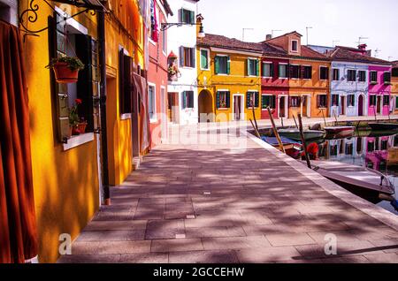 Case colorate vicino al canale di Bruno, Venezia, Italia Foto Stock