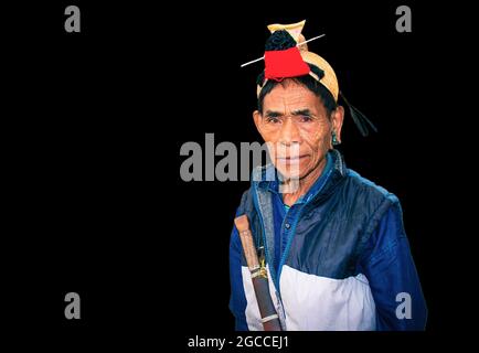 l'espressione facciale degli uomini tribali apatani con il suo cappello tradizionale dall'immagine ad angolo piatto è presa a ziro arunachal pradesh india. è uno dei più antichi Foto Stock