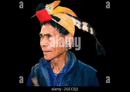 l'espressione facciale degli uomini tribali apatani con il suo cappello tradizionale dall'immagine ad angolo piatto è presa a ziro arunachal pradesh india. è uno dei più antichi Foto Stock