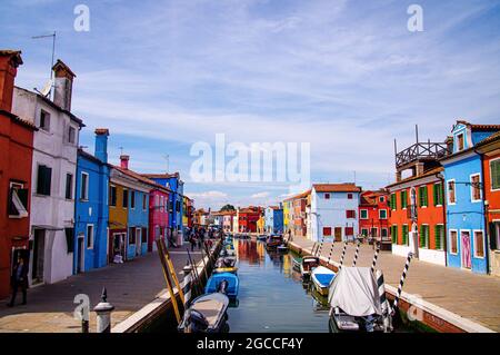 Case colorate lungo il canale a Bruno, Venezia, Italia Foto Stock