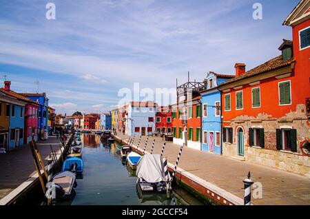 Case colorate lungo il canale a Bruno, Venezia, Italia Foto Stock