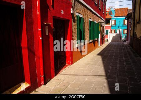 Vicolo colorato a Bruno, Venezia, Italia Foto Stock