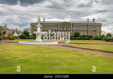 Fontana decorativa di fronte agli edifici del consiglio della contea di Ayrshire, Ayr, Scozia Foto Stock