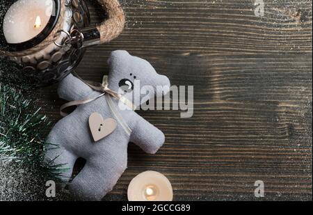 Set di Natale con candele accese e decorazioni su tavolo di legno scuro. Disposizione piatta, vista dall'alto Foto Stock