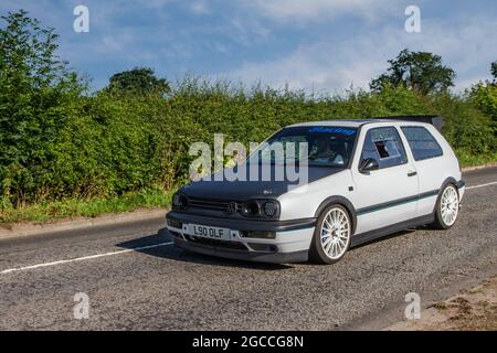 1995 90s VW Volkswagen Golf, grigio VR6 bianco nero 2dr in viaggio per Capesthorne Hall mostra auto classica luglio, Cheshire, Regno Unito Foto Stock