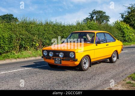 Anni '70 Ford Escort 2D 1599 cc coupé benzina arancione, 1979 70, in rotta per la mostra di auto classiche Capesthorne Hall di luglio, Cheshire, Regno Unito Foto Stock