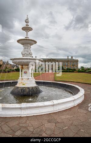 Fontana decorativa di fronte agli edifici del consiglio della contea di Ayrshire, Ayr, Scozia Foto Stock