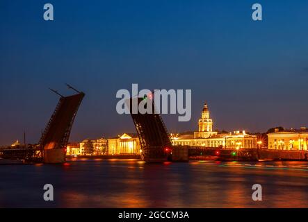 Vista della Kunstkamera e del Ponte del Palazzo rialzato nelle notti bianche estive, San Pietroburgo, Russia. Foto Stock
