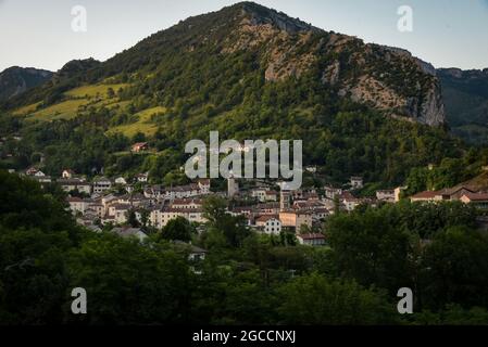 vista sul villaggio di pont en royans la sera in francia Foto Stock