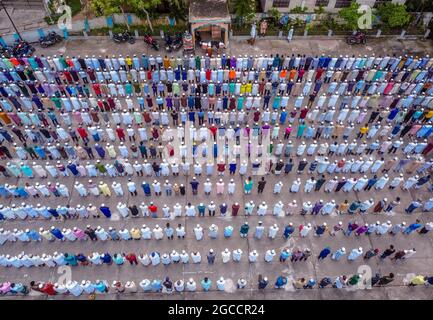 BARISHAL, BANGLADESH - 6 AGOSTO: Vista aerea prendere con un drone, mostra la gente assistere a un funerale musulmano di una persona che ha perso la battaglia contro la malattia di Covid-19. Il Bangladesh ha raggiunto il più alto picco di decessi per Coronavirus, raggiungendo 264 morti e più di 16mila casi positivi ogni giorno in Bangladesh. Fotografato il 6 agosto 2021 a Barishal, Bangladesh. Credit: Mustasinur Rahman Alvi/ Eyepix Group/The Photo Access Foto Stock