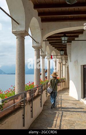 Accesso balcone, Santa Caterina del Sasso, Reno, Lago maggiore, Lombardia, Italia Foto Stock