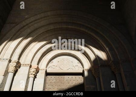 Cattedrale di San Pietro Apostolo. Timpano del portale ovest. Iniziato nel 11 ° secolo. Stile romanico. Jaca. Provincia di Huesca. Spagna Foto Stock