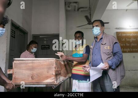 DHAKA, BANGLADESH - 4 AGOSTO: I membri della famiglia si riuniscono al di fuori dell'ospedale del Dacca Medical College, per ricevere i cadaveri dei loro parenti che hanno perso la vita in un incendio alla fabbrica di Hashem Foods a Narayanganjs Rupganj, nella periferia di Dhaka. Il 4 agosto 2021, Dhaka, Bangladesh. Credit: Sazzad Hossain/Eyepix Group/The Photo Access Foto Stock