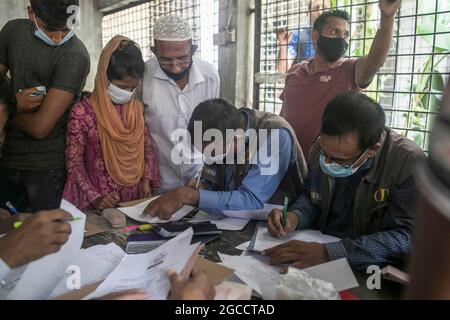 DHAKA, BANGLADESH - 4 AGOSTO: I membri della famiglia si riuniscono al di fuori dell'ospedale del Dacca Medical College, per ricevere i cadaveri dei loro parenti che hanno perso la vita in un incendio alla fabbrica di Hashem Foods a Narayanganjs Rupganj, nella periferia di Dhaka. Il 4 agosto 2021, Dhaka, Bangladesh. Credit: Sazzad Hossain/Eyepix Group/The Photo Access Foto Stock