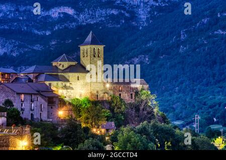 La chiesa di Torla nei Pirenei spagnoli di notte Foto Stock