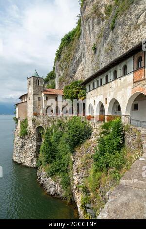 chiesa di Santa Caterina del Sasso, Reno, Lago maggiore, Lombardia, Italia Foto Stock