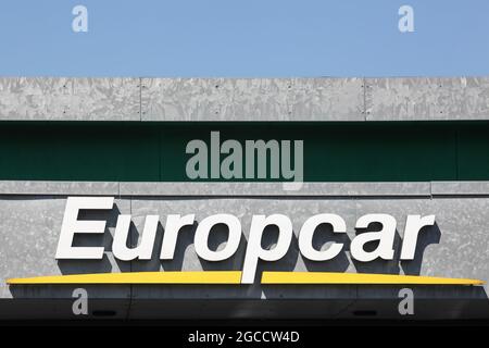 Aarhus, Danimarca - 19 aprile 2019: Logo Europcar su una parete. Europcar è una società francese di autonoleggio fondata nel 1949 a Parigi Foto Stock