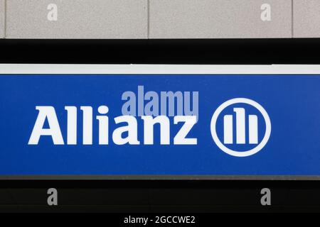 Berlino, Germania - 12 luglio 2020: Cartello Allianz su un muro. Allianz è una società europea di servizi finanziari con sede a Monaco, Germania Foto Stock