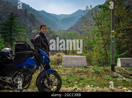 uomo motociclista con la sua moto e bella vista naturale al mattino immagine è presa a shergaon arunachal pradesh india. Foto Stock