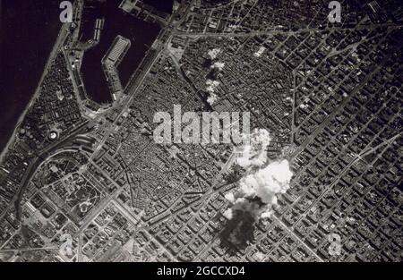 BARCELLONA, CATALOGNA, SPAGNA - 17 marzo 1938 - Vista aerea del bombardamento di Barcellona da parte delle forze aeree italiane durante la guerra civile spagnola - Foto: G Foto Stock