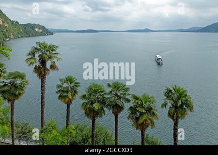 palmeti, liner che si avvicina a Santa Caterina del Sasso, Reno, Lago maggiore, Lombardia, Italia Foto Stock