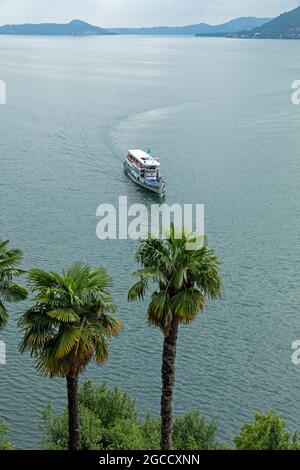 palmeti, liner che si avvicina a Santa Caterina del Sasso, Reno, Lago maggiore, Lombardia, Italia Foto Stock