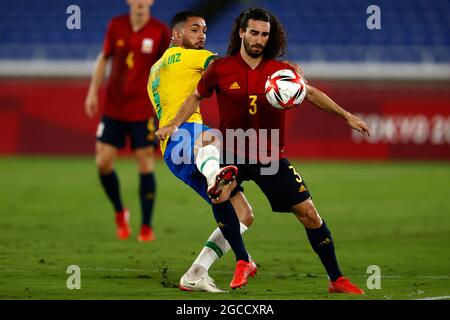 (LR) LUIZ DOUGLAS (BRA), Marc CUCURELLA (ESP), azione, duelli, Brasile - Spagna BRA - ESP 2: 1 dopo estensione AET, Calcio, finale maschile, Calcio uomini medaglia d'oro Match allo Stadio Internazionale Yokohama 08/07/2021 Giochi Olimpici estivi 2020, dal 23.07. - 08.08.2021 a Tokyo/Giappone. Foto Stock