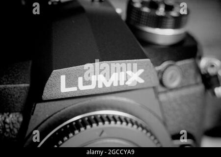 Chernihiv, Ucraina. 21 giugno 2021. Frammento di una fotocamera Panasonic Lumix, primo piano. Logo Lumix sulla fotocamera. Editoriale illustrativo. Foto Stock