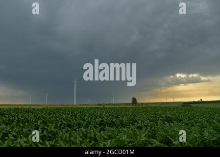 Vista del mulino a vento sulla fattoria eolica nel sud della Polonia Foto Stock