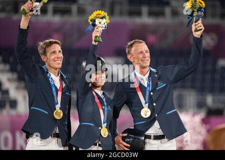 I campioni olimpici svedesi con medaglie d'oro e fiori alla cerimonia di premiazione (da sinistra a destra): Henrik von ECKERMANN, Malin Baryard-JOHNSSON, Peder FREDRICSON; 1° posto; Equitazione/Team il 7 agosto 2021, campione olimpico svedese; Giochi Olimpici estivi 2020, dal 23.07. - 08.08.2021 a Tokyo/Giappone. Foto Stock