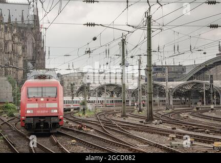 Köln: Der Kölner Hauptbahnhof ist der wichtigste Eisenbahnoden von Köln und Liegt im Stadtzentrum Foto Stock