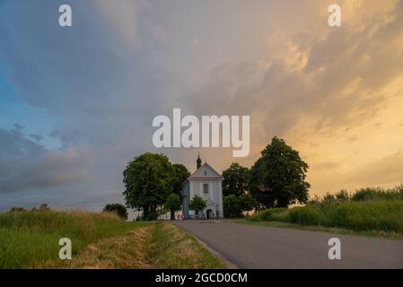 Piccolo tempio nascosto tra gli alberi Foto Stock