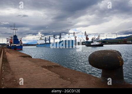 Nave da carico in arrivo al porto di Bilbao, Biscaglia, Paesi Baschi, Euskadi, Spagna, Europa Foto Stock