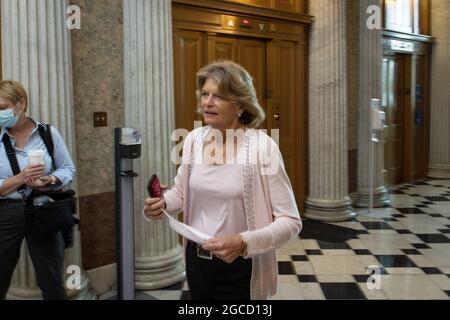 La senatrice degli Stati Uniti Lisa Murkowski (repubblicana dell'Alaska) arriva alla Camera del Senato per un voto al Campidoglio degli Stati Uniti a Washington, DC, Sabato 7 agosto 2021. Foto di Rod Lamkey/CNP/ABACAPRESS.COM Foto Stock