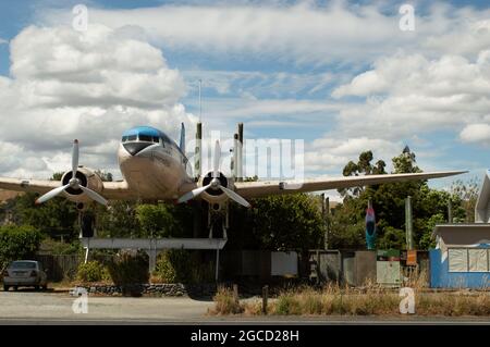 Aereo ritirato di fronte all'aeroporto locale chiuso in Nuova Zelanda Foto Stock