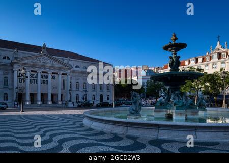 Lisbona, Portogallo - 16 luglio 2021: Veduta di Piazza Rossio (Praca do Rossio), nel centro della città di Lisbona, Portogallo. Foto Stock