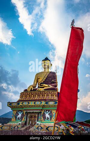 enorme statua dorata del buddha da una prospettiva diversa con cielo blu luminoso alla sera viene scattata un'immagine alla statua gigante del buddha tawang arunachal pradesh in Foto Stock