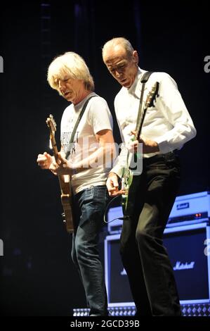 Status Quo che si esibisce al Clumber Park Festival Foto Stock