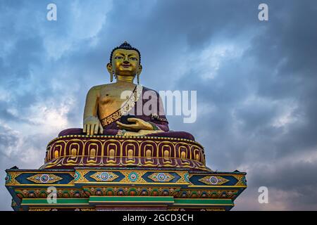 enorme statua d'oro del buddha da una prospettiva diversa con cielo di luna alla sera immagine è presa alla statua gigante del buddha tawang arunachal pradesh india. Foto Stock