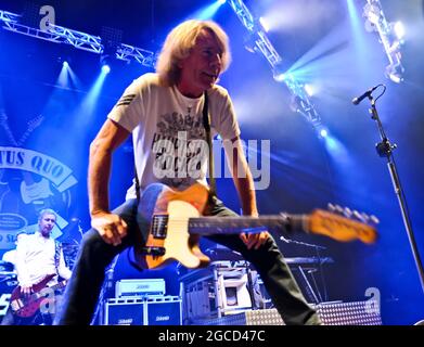 Status Quo che si esibisce al Clumber Park Festival Foto Stock