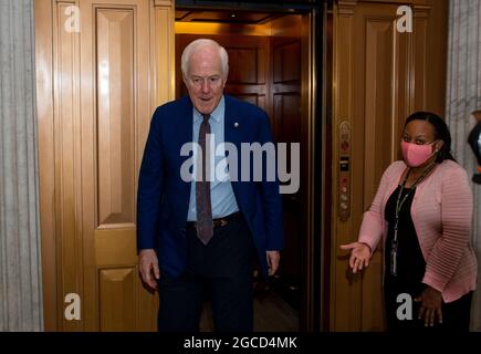 Il senatore degli Stati Uniti John Cornyn (repubblicano del Texas) arriva alla Camera del Senato per un voto al Campidoglio degli Stati Uniti a Washington, DC, sabato 7 agosto 2021. Credito: Rod Lamkey / CNP Foto Stock