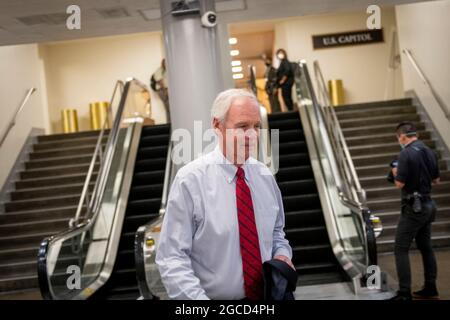 Il senatore degli Stati Uniti Ron Johnson (repubblicano del Wisconsin) cammina attraverso la metropolitana del Senato presso il Campidoglio degli Stati Uniti durante un voto a Washington, DC, Sabato, 7 agosto 2021. Credito: Rod Lamkey / CNP Foto Stock