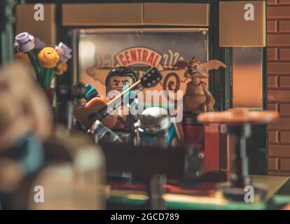 Minifigure LEGO a Central Perk Foto Stock