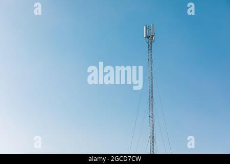 Nuova antenna per telecomunicazioni sullo sfondo del cielo blu. Satellite dish Telecom Network presso la rete di tecnologia di comunicazione. Trasmissione di telecomunicazioni Foto Stock