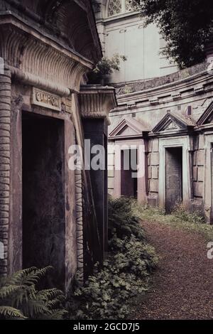 Mausolei vittoriani e tombe nello storico cimitero di Highgate, Londra Foto Stock
