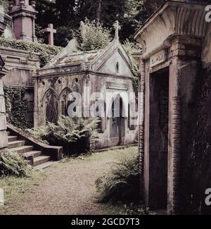 Mausolei e tombe gotiche vittoriane nello storico cimitero di Highgate, Londra Foto Stock